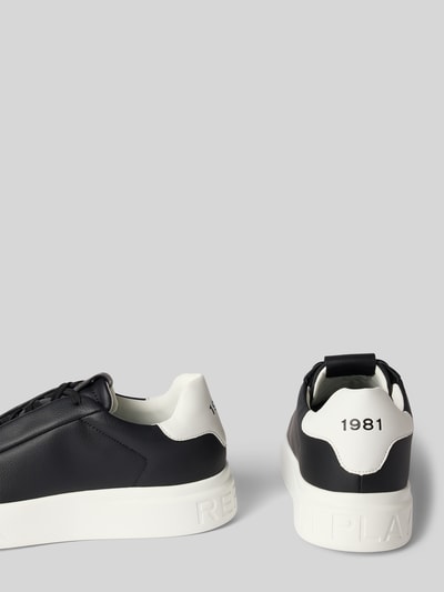 Produktfoto, Sneaker mit Label-Details Modell 'NOTTING MEDIUM' von Replay in Schwarz-Weiß mit abgerundeter Spitze, Schnürung, Absatzhöhe 4 cm, Schafthöhe 6 cm, Schaftweite 8 cm, strukturierte Oberfläche.