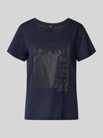 Produktfoto, T-Shirt mit Ziersteinbesatz und Rundhalsausschnitt von monari, Damen T-Shirt im Baumwoll-Micromodal-Mix, Regular-Fit, marineblau, Rückseite Länge 58 cm in Größe 36, schlichte Oberfläche mit funkelndem Ziersteinbesatz, strukturierte Textur.
