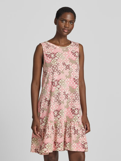 Vrouwenmodel draagt Relaxed Fit vrijetijdsjurk uit mix van katoen en modal van s.Oliver RED LABEL, roze met patronen, Ganzkörperaanzicht van voren.