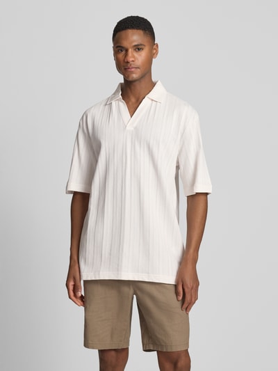 Männermodel trägt Relaxed Fit Poloshirt mit Strukturmuster Modell 'DALIBO' von HUGO, Optik: Unifarben, reine Baumwolle, Ganzkörperansicht von vorne.