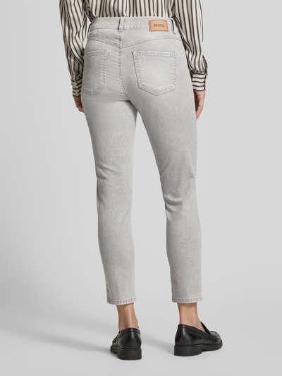 Frauenmodel trägt Jeans in verkürzter Passform Modell 'Ornella Urban' von Angels, Baumwoll-Mix mit Stretch-Anteil, Eingrifftaschen, Ganzkörperansicht Rückansicht.
