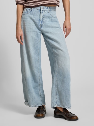 Kobiece modelka ma na sobie Wide Fit Jeans mit Leinen-Anteil Modell 'Oaklyn' od Cambio, mieszanka lnu i bawełny, 5 kieszeni, zapięcie na guzik i zamek błyskawiczny, szerokość w rozmiarze 36: 40 cm, długość wewnętrzna nogawki w rozmiarze 36: 70 cm, jasnoniebieski, gładka faktura, stylizowana na denim, widok całej sylwetki z przodu.