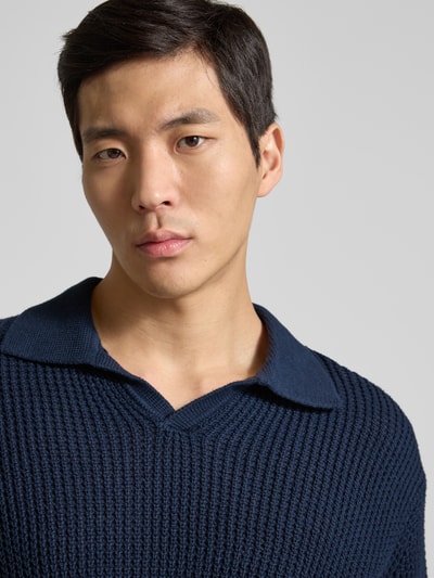 Männermodel trägt Relaxed Fit Strickpullover aus reiner Baumwolle Modell 'DERECK' von Selected Homme, Optik: Unifarben, Nahaufnahme Oberkörper.