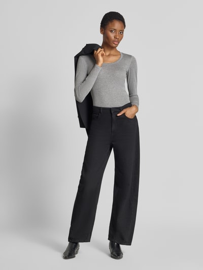 Frauenmodel trägt Slim Fit Langarmshirt aus Baumwoll-Modal-Mix Modell 'Sorana' von OPUS in Hellgrau, kombiniert mit schwarzer Hose, Ganzkörperansicht von vorne. Damen Langarmshirt von OPUS.