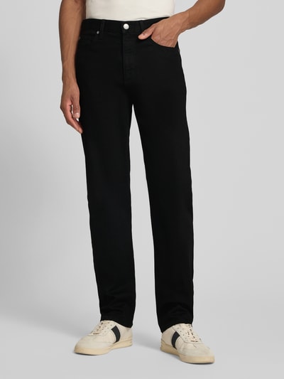 Männermodel trägt Straight Fit Jeans im 5-Pocket-Design Modell 'WEST' von Lee, schwarz, glatte Textur, Nahaufnahme Oberkörper