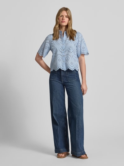 Vrouwenmodel draagt Loose Fit blouse met ajourwerk model 'Valais' van Only, effen kleuren, overhemdkraag, puur katoen, lange mouw, knoopsluiting, manchet, ganzkörperansicht van voren.