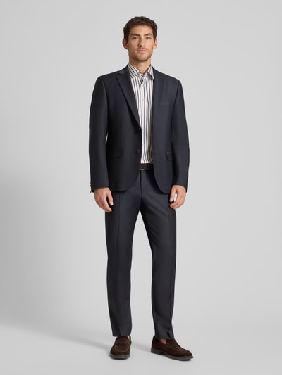 Männermodel trägt Regular Fit Business-Hemd aus Baumwolle mit Kentkragen von ETERNA, dezente Streifen, Brusttasche, Ganzkörperansicht von vorne, Reine Baumwolle, Rückenlänge 79 cm, Schulterbreite 46 cm, Ärmellänge 27 cm, Größe 40