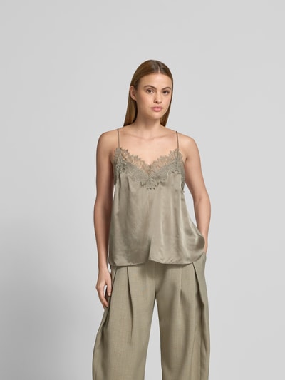Frauenmodel trägt Bluse aus Satin mit Spitzenbesatz von Iro in Beige mit V-Ausschnitt, Spaghettiträgern und körpernaher Passform, Ganzkörperansicht von vorne.