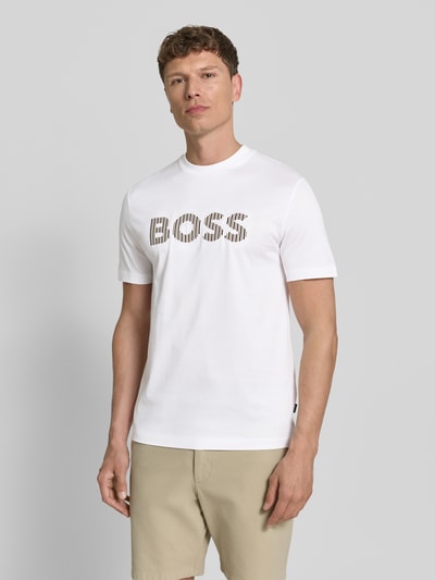 Męski model nosi Regular Fit T-Shirt aus reiner Baumwolle Modell 'C-THOMPSON 41' von BOSS, efekt: jednolity kolor, krój regular fit, aplikacja: wyhaftowane logo, okrągły dekolt, rękaw: krótki rękaw, wykończenie materiału: merceryzacja, materiał: bawełna; całkowity widok z przodu