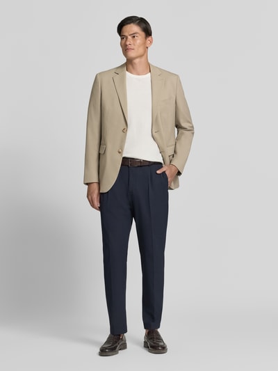 Männermodel trägt Regular Fit Sakko mit Viskose-Mix Modell 'Charles' von Matinique in Beige, Zwei-Knopfleiste, Ganzkörperansicht von vorne.
