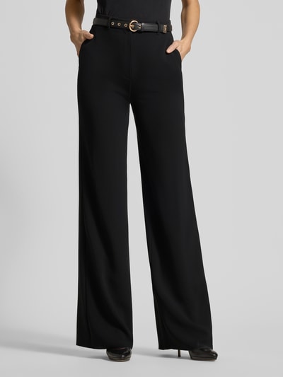 Frauenmodel trägt Regular Fit Weite Hose mit Gürtel Modell 'TAMICO' von Max Mara Studio, Optik: Unifarben, Webware, Nahaufnahme Unterkörper.