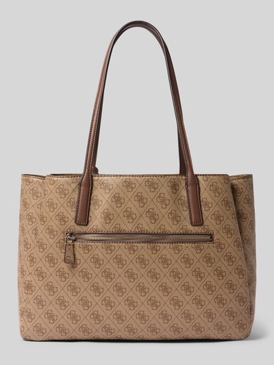 Produktfoto, torebka w stylu Materiał skóropodobny model 'NOELLE' od GUESS, detal z logo, szerokość w rozmiarze 1: 38 cm, długość 28 cm, głębokość 13 cm, długość paska na ramię 64 cm, główna przegroda z zapięciem na magnes i zamek błyskawiczny, smukłe paski na ramię