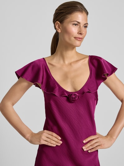 Frauenmodel trägt Fließendes Abendkleid aus Satin Modell 'RITA' von Vero Moda in Optik: Unifarben, Applikation: Satin-Rose, Nahaufnahme Oberkörper.