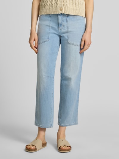 Frauenmodel trägt Straight Fit Jeans mit aufgesetzten Taschen Modell 'Melly' von OPUS PANTS aus Baumwoll-Mix, 5-Pocket-Design, Knopf- und Reißverschluss, hellblau, strukturierte Denim-Optik, Ganzkörperansicht von vorne.