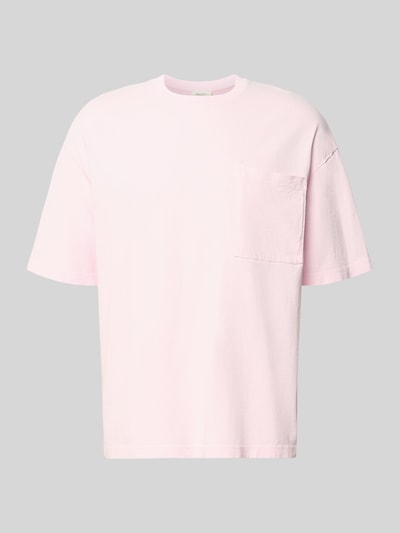 Produktfoto, T-Shirt aus reiner Baumwolle mit Brusttasche Modell 'AFOMA' von American Vintage in Hellrosa, lockerer Schnitt, strukturierte Oberfläche, relaxed Fit, Rundhalsausschnitt, Halbarm, überschnittene Schultern, Rückenlänge 70 cm bei Größe M