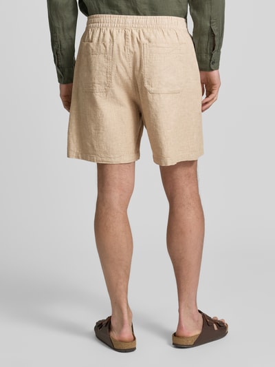 Männermodel trägt Leinenshorts mit elastischem Bund von GAP, Beige, Loose-Fit, Gesäßtaschen, Baumwolle-Leinen-Mix, Ganzkörperansicht Rückansicht.