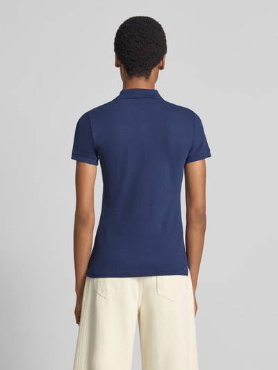 Frauenmodel trägt Slim Fit Poloshirt aus Baumwoll-Mix von Polo Ralph Lauren in Dunkelblau, glatte Textur, Damen Poloshirt, Ganzkörperansicht Rückansicht