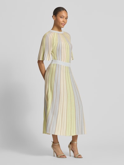Frauenmodel trägt Tailliertes Strickkleid aus Viskose-Mix von s.Oliver BLACK LABEL, mehrfarbig gestreift, Midi-Länge, Kurzarm, Ganzkörperansicht von vorne.