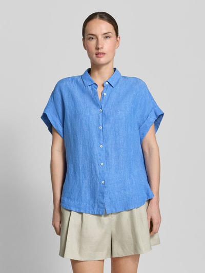 Frauenmodel trägt Leinenbluse mit Knopfleiste Modell 'DOLLY' von 0039 Italy in Blau, regular Fit, Hemdblusenkragen, Ganzkörperansicht von vorne.