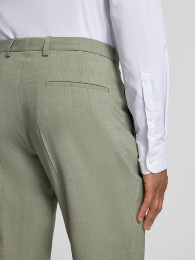 Mężczyznę model prezentuje Straight Fit Stoffhose aus Schurwoll-Mix Modell 'Paco' od CG - Club of Gents, zielony, widoczne kieszenie i faktura, detal z tyłu, z kontekstem elastyczny materiał, kieszenie tylne i boczne, szerokość w rozmiarze 50: 44 cm, długość nogawki wewnętrznej 79 cm, widok na tył w zbliżeniu.
