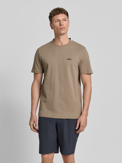 Männermodel trägt Regular Fit T-Shirt aus Baumwoll-Piqué Modell 'TS_PIQUE' von BOSS Green in Optik: Unifarben, Label-Stitching-Applikation, Rundhals, Kurzarm, Materialverarbeitung: Piqué, reine Baumwolle, Ganzkörperansicht von vorne.