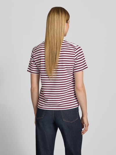 Frauenmodel trägt Damen T-Shirt mit bordeaux-weißen Streifen aus Baumwoll-Elasthan-Mix, Regular-Fit, Rundhalsausschnitt, Modell 'NORA' von VILA, Rückenlänge in Größe S: 57 cm, Ganzkörperansicht Rückansicht.