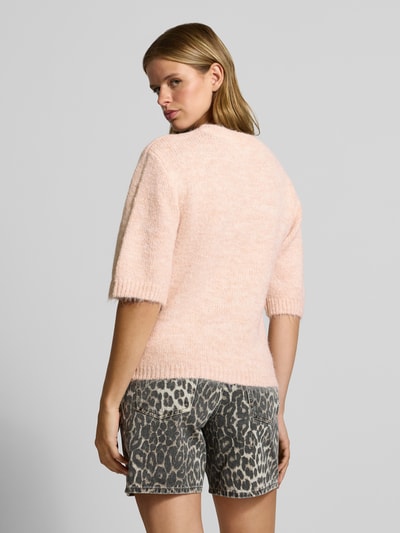 Vrouwenmodel draagt pullover met 1/2-mouwen Model 'SUTTON' van NOISY MAY®, lichtroze, materiaalmix met wol, regular fit, ruglengte 56 cm, mouwlengte 33 cm, ronde hals, rugaanzicht