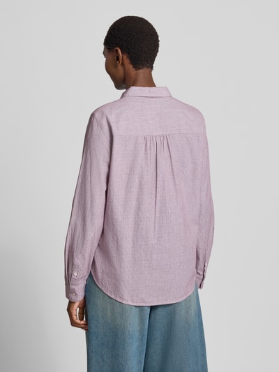 Frauenmodel trägt Regular Fit Hemdbluse aus reiner Baumwolle von Tom Tailor in zartem Lila, feine Struktur, Ganzkörperansicht Rückansicht, Damen Hemdbluse von Tom Tailor