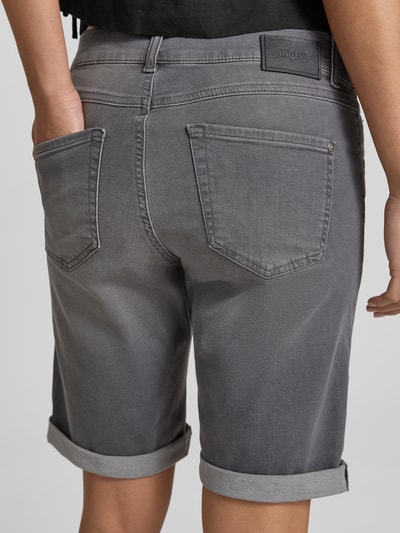 Frauenmodel trägt Jeansshorts mit Eingrifftaschen von Angels in Grau, Baumwoll-Elasthan-Mix, Umschlag, Regular Fit, Ganzkörperansicht Rückansicht.