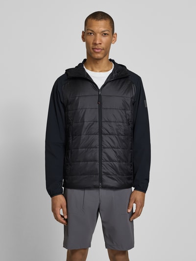 Mannenmodel draagt Jacke mit Zweiwege-Reißverschluss Modell 'KEGAN2' van FIRE + ICE, regular fit, doorgestikte details, capuchon, zwart, grijs, materiaal met gladde en gewatteerde textuur, vooraanzicht van het hele lichaam.