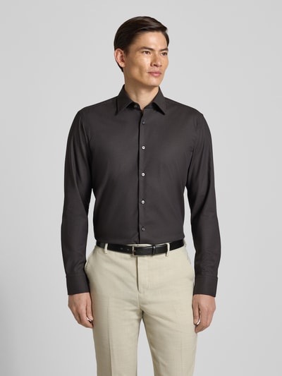 Männermodel trägt Regular Fit Freizeithemd aus Baumwoll-Mix Modell 'H-JOE-K-C1-261' von BOSS, dunkles Popeline-Gewebe, Ganzkörperansicht von vorne.