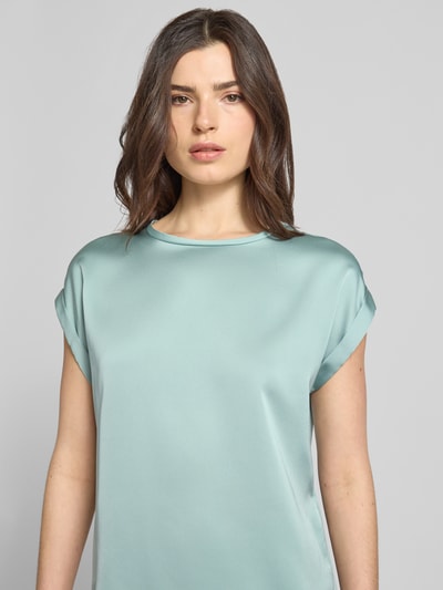 Vrouwenmodel draagt T-shirt met ronde hals model 'ELLETTE' van Vila, mix van viscose en elastaan, los model, dames, close-up bovenlichaam.