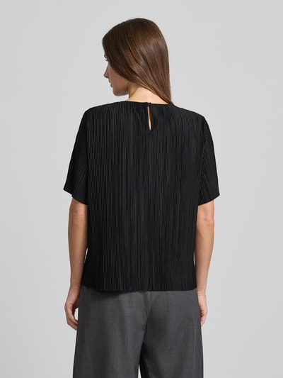 Frauenmodel trägt Relaxed Fit Kurarzm Bluse mit Rundhalsausschnitt Modell 'Uma' von Samsøe Samsøe, elastischer Material-Mix, Schwarz, Rückenlänge 58 cm, strukturierte Oberfläche, Ganzkörperansicht Rückansicht.