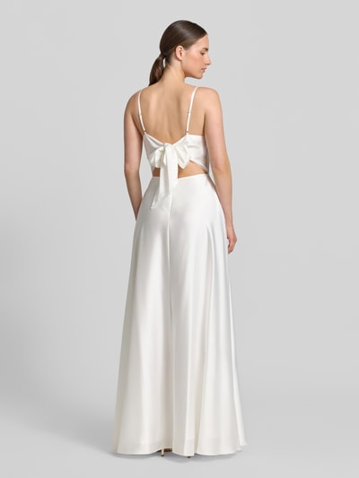 Frauenmodel trägt Abendkleid mit Spaghettiträgern von Laona in A-Linie als Maxikleid mit Reißverschluss auf der Rückseite, Rückenlänge 111 cm, Brustweite 41 cm, weiß, glatte seidige Textur, Ganzkörperansicht Rückansicht.