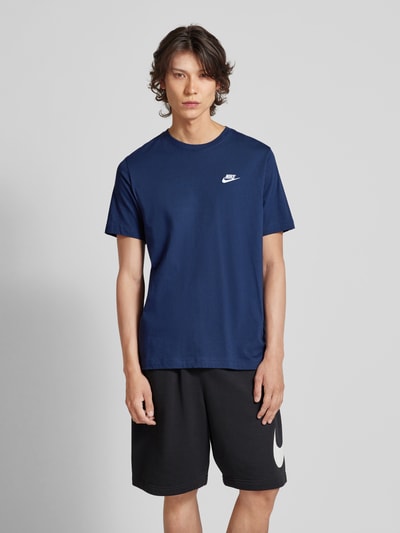 Nike T-shirt z wyhaftowanym logo Granatowy 4