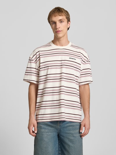 Mannenmodel draagt T-shirt met Logo-Stitching model 'EAST LIBERTY' van Dickies, zuiver katoen, relaxed fit, ronde hals, vooraanzicht busteshot.
