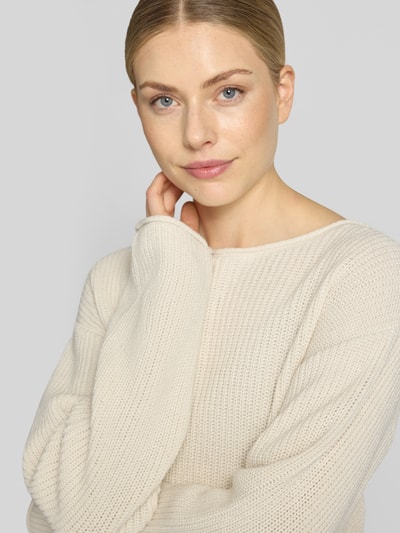 Frauenmodel trägt Relaxed Fit Strickpullover aus Baumwoll-Mix von s.Oliver RED LABEL in Creme, grobe Strickstruktur, Nahaufnahme Oberkörper. Damen Strickpullover von s.Oliver RED LABEL.