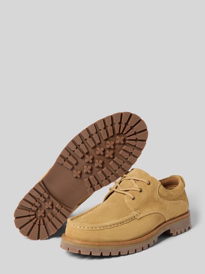 Produktfoto, Schnürschuhe aus echtem Rindsleder Modell 'HOLGER SUEDE' von SELECTED HOMME in Beige, unifarbene Optik, profilierte braune Sohle, abgerundete Schuhspitze, Blockabsatz, Glattleder-Textur, Label Print, Schnürverschluss.