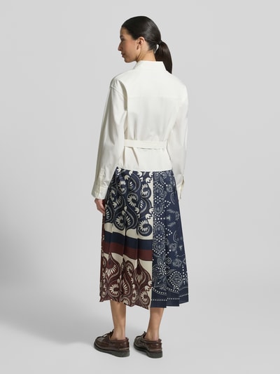 Vrouwenmodel draagt tailliertes Blusenkleid aus Baumwoll-Mix Modell 'ONDINA' van Weekend Max Mara met all-over patroon, getailleerde fit, knielengte, overhemdkraag, knoopsluiting, lange mouwen met manchetten, borstzak en katoenmix, kleur crème en blauw rood, Ganzkörperansicht Rückansicht.