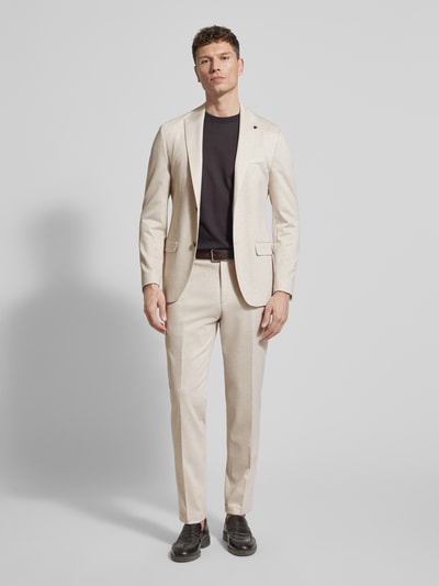 Männermodel trägt Regular Fit Blazer aus Viskose-Mix mit Zierbesatz von Roy Robson in Beige, schlichtes Design, Ganzkörperansicht von vorne.