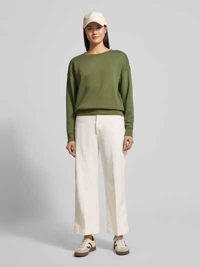 Vrouwenmodel draagt Sweatshirt uit viscosemix met ronde hals Modell 'Ima' van MSCH Copenhagen, relaxed fit, groen, witte broek, volledige lichaamsvoorzijde.