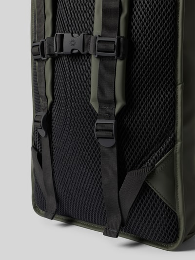Produktfoto, Rucksack mit Logo-Detail von Rains aus olivgrünem Material mit schwarzem Netz, Karabinerhaken und verstellbaren Schulterriemen, Hauptfach und Rolltop, Maße 34x48x11 cm, Schulterriemen 80 cm