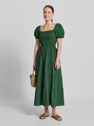Kobiece modelka nosi długa sukienka 'Maxikleid mit Smok-Details und Karree-Ausschnitt' od Apricot, bawełna, taliowany fason, prostokątny dekolt z falbanami, marszczony detal, rękawy z falbanami, długość tyłu w rozmiarze S: 116 cm, szerokość w rozmiarze S: 32 cm, długość rękawów: 21 cm, widok całej sylwetki z przodu