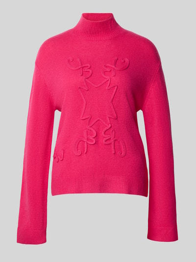 Produktfoto, Strickpullover mit Stehkragen von Christian Berg Woman in leuchtendem Pink, lockere Passform, gerippte Abschlüsse, überschnittene Schultern, langärmeliges Design, strukturierte Stickdetails, Rückenlänge 58 cm, Ärmellänge 60 cm