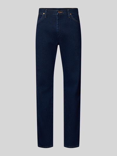 Produktfoto, Cowboy Cut Jeans im 5-Pocket-Design von Wrangler in dunklem Blau, Baumwolle, gerader Schnitt, sichtbare Nähte, glatte Textur.