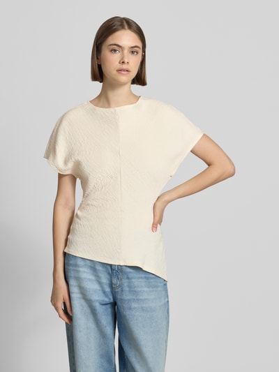 Frauenmodel trägt Damen T-Shirt mit Strukturmuster aus Viskose-Mix, asymmetrischer Schnitt, Modell 'Maria' von Gina Tricot, Rundhalsausschnitt, Rückenlänge bei Größe S 59 cm, Vorderansicht, Nahaufnahme Oberkörper.