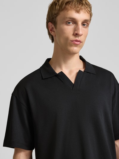 Männermodel trägt Boxy Fit Poloshirt aus Baumwoll-Mix Modell 'CASPIAN AIRLEX' von Only & Sons, Optik: Unifarben, Nahaufnahme Oberkörper.