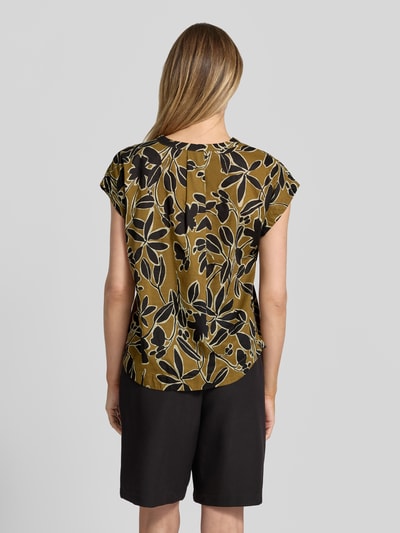 Frauenmodel trägt Blusenshirt mit V-Ausschnitt Modell 'FEODORA' von Soyaconcept aus Reine Baumwolle mit Gerader-Schnitt, Kappärmel, Rückenlänge 59 cm, Ärmellänge 20 cm, florales Muster in Gelb und Schwarz, Ganzkörperansicht Rückansicht.