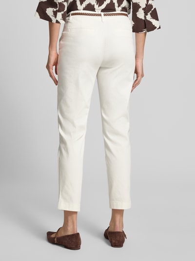 Frauenmodel trägt Hose mit Gesäßtaschen und Gürtel von Comma in Creme, Baumwoll-Mix mit Stretch-Anteil, Regular-Fit, Ganzkörperansicht Rückansicht.