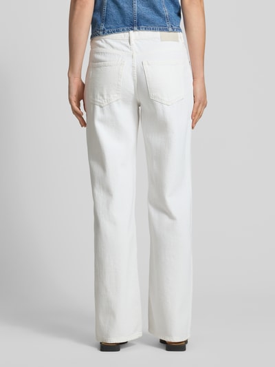 Männermodel trägt Boyfriend Jeans mit Eingrifftaschen von Gina Tricot, biała bawełna, krój boyfriend fit, szerokość w rozmiarze 36: 41 cm, długość wewnętrzna nogawki w rozmiarze 36: 81 cm, widok całej sylwetki z tyłu